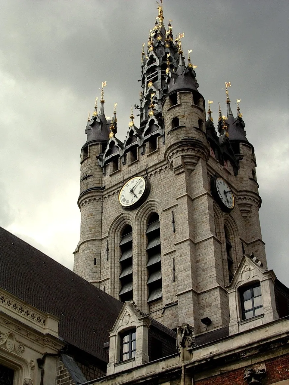 Beffroi de Douai vue en contre plongée